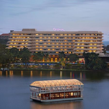 Cinnamon Lakeside Kolombo Exteriér fotografie The hotel and the floating restaurant