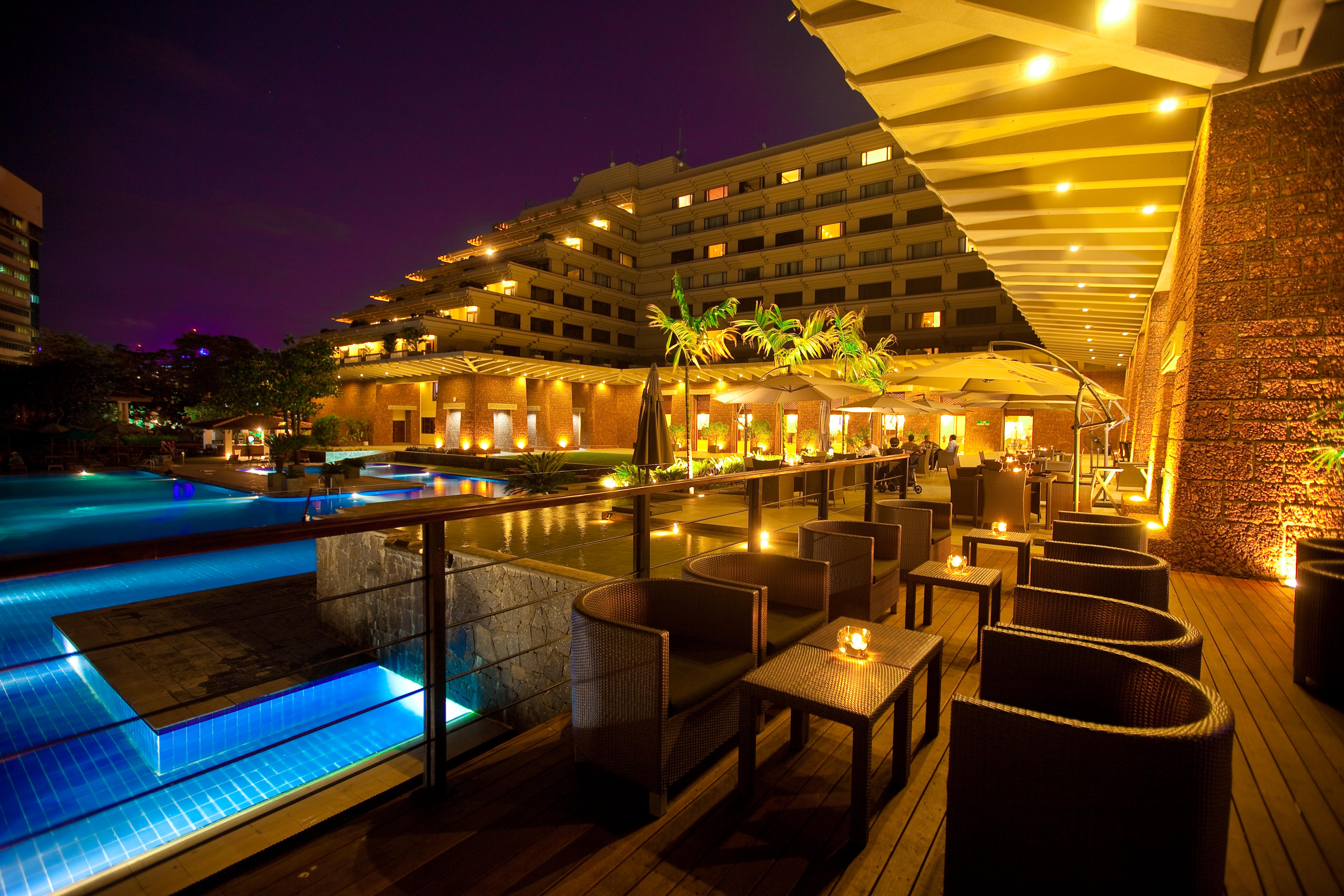 Cinnamon Lakeside Kolombo Exteriér fotografie The pool at the Taj Bengal