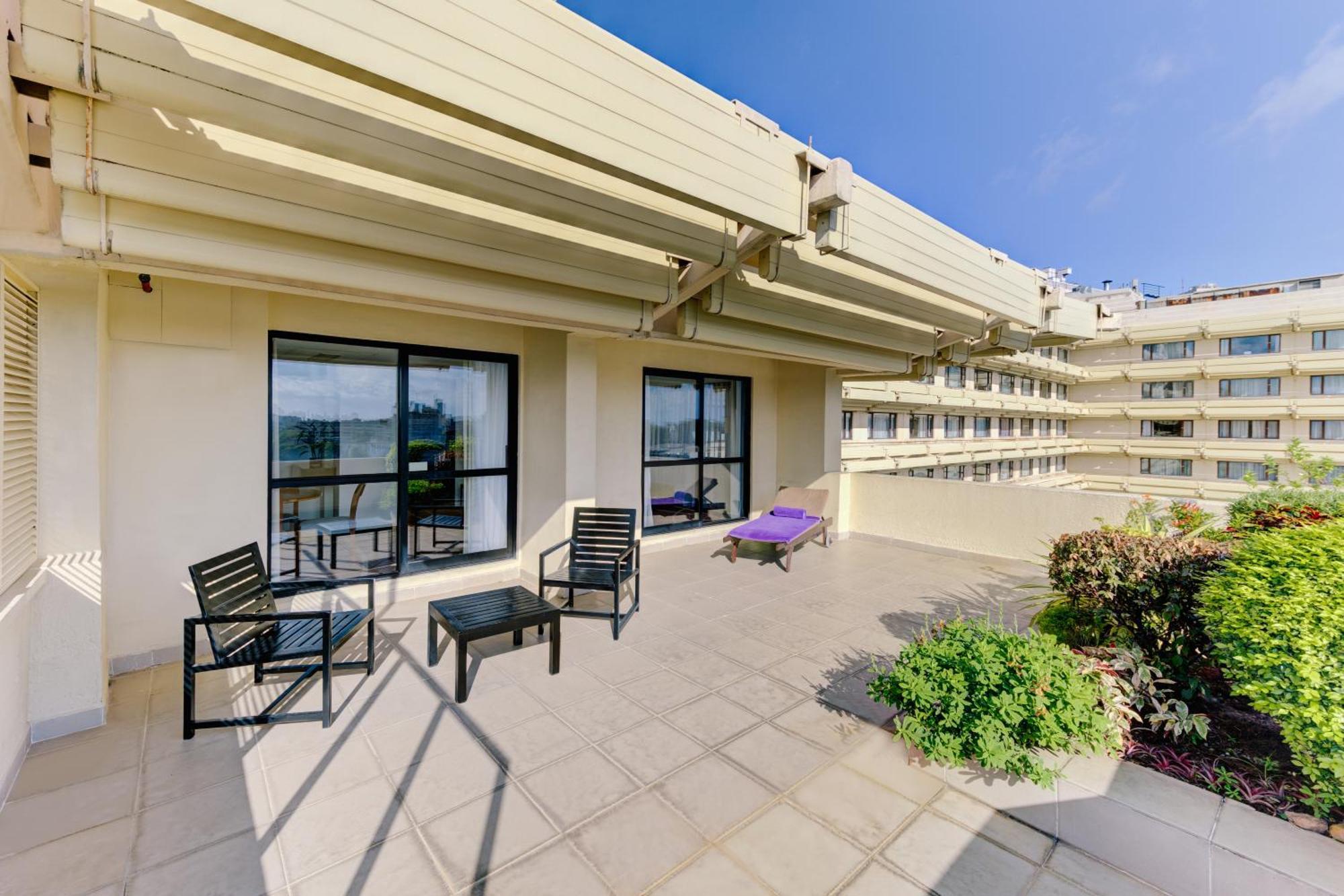 Cinnamon Lakeside Kolombo Exteriér fotografie The terrace of a suite at the Hilton San Francisco