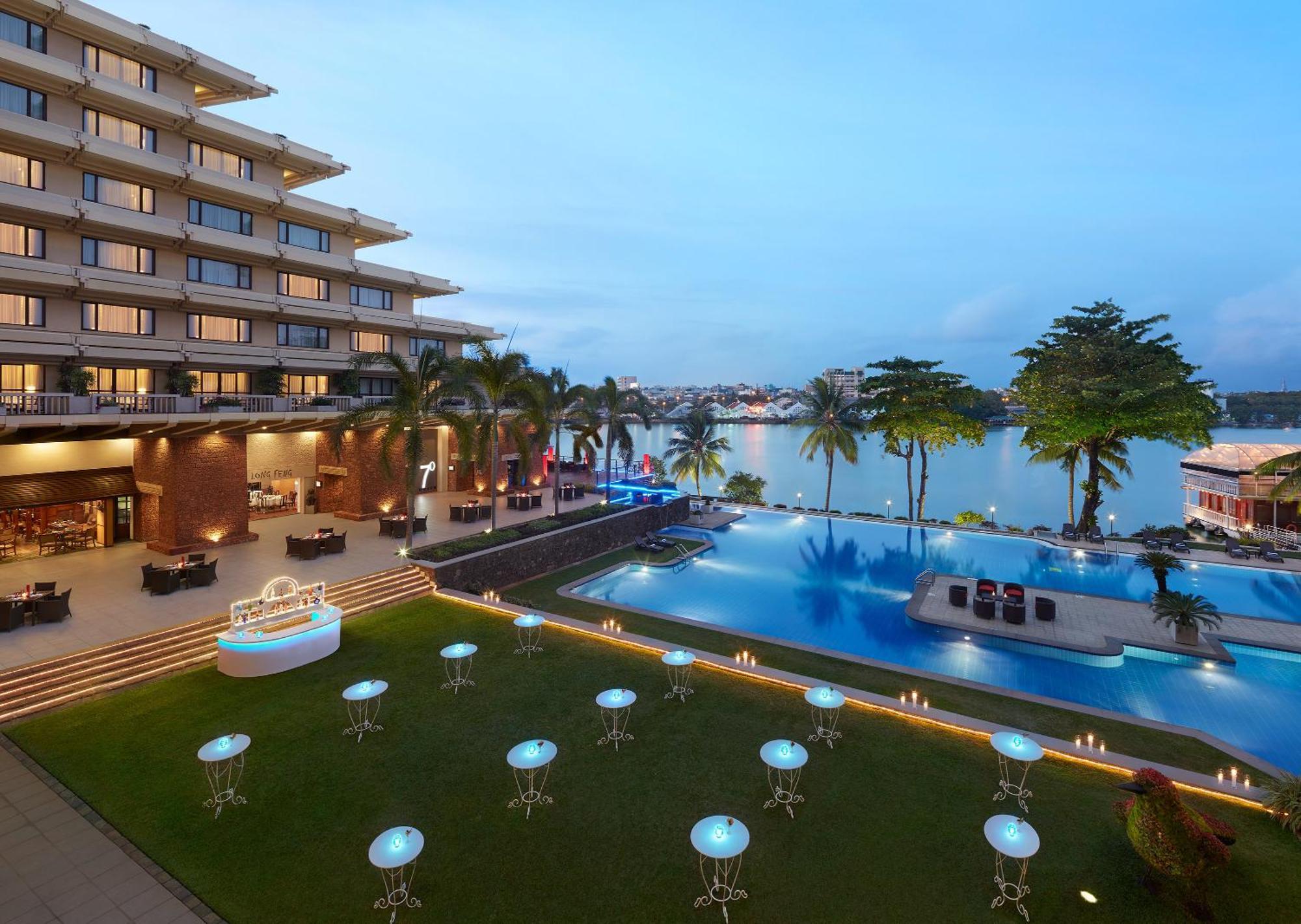 Cinnamon Lakeside Kolombo Exteriér fotografie The pool at the Westin