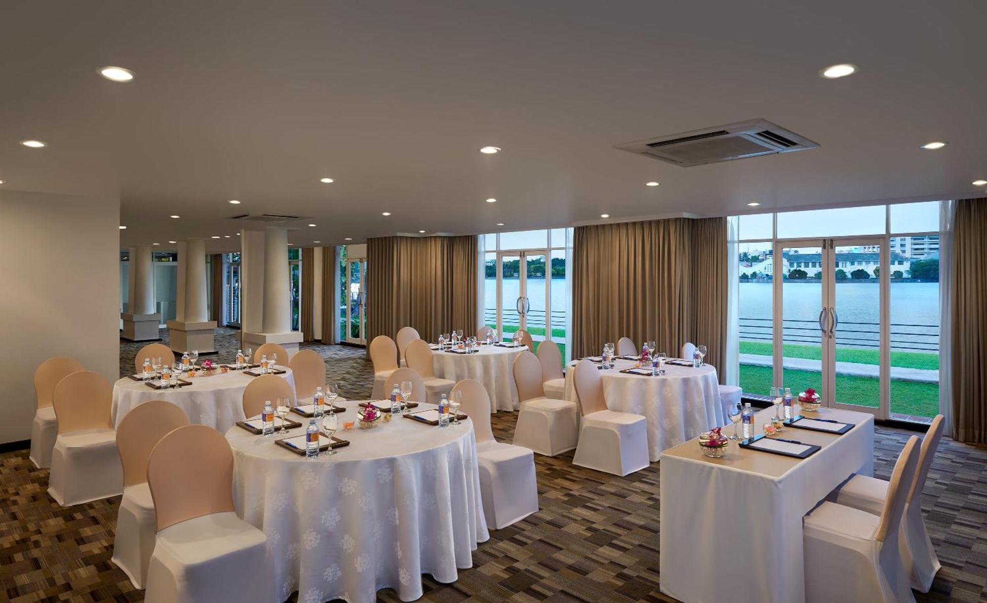 Cinnamon Lakeside Kolombo Exteriér fotografie Meeting room