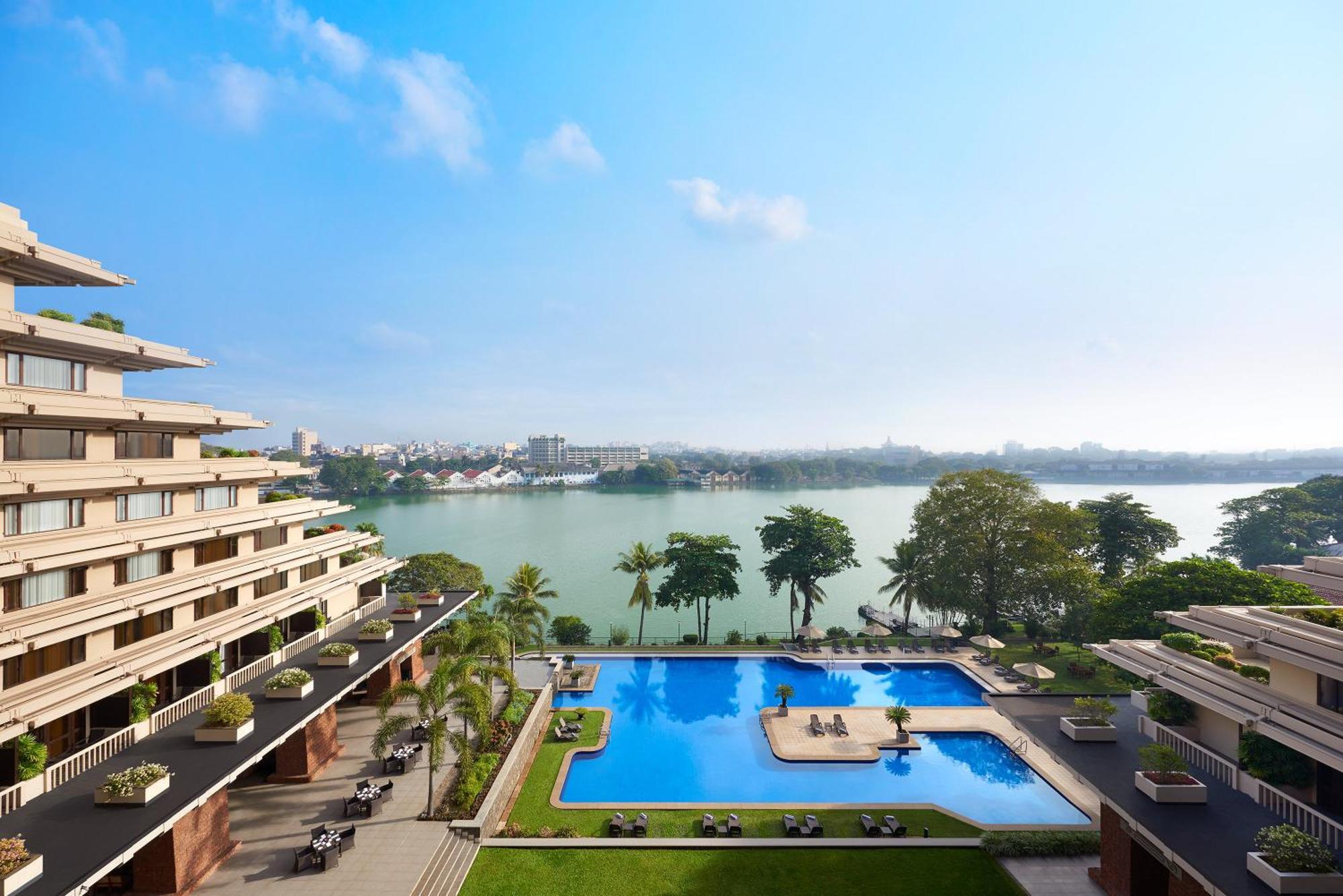 Cinnamon Lakeside Kolombo Exteriér fotografie View of the pool at the Taj Bengal