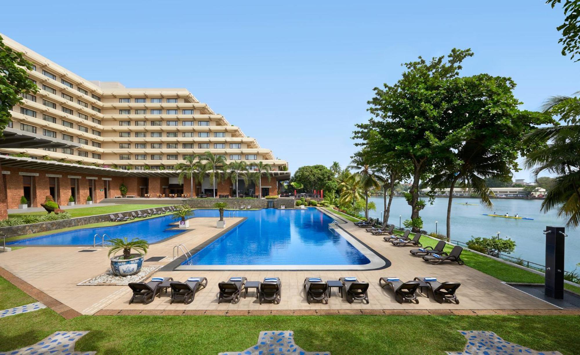 Cinnamon Lakeside Kolombo Exteriér fotografie The pool at the Taj Bengal