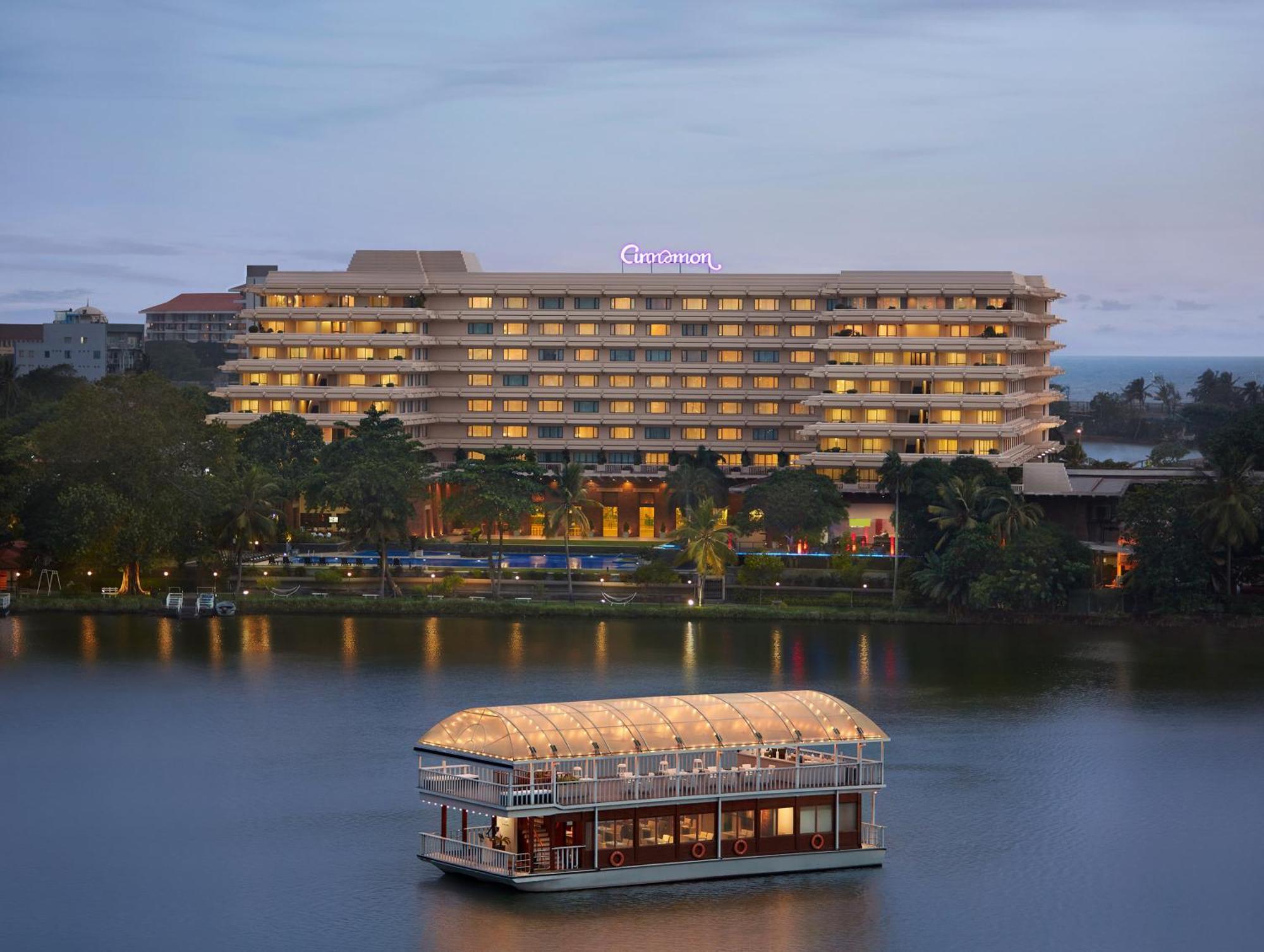 Cinnamon Lakeside Kolombo Exteriér fotografie The hotel and the floating restaurant