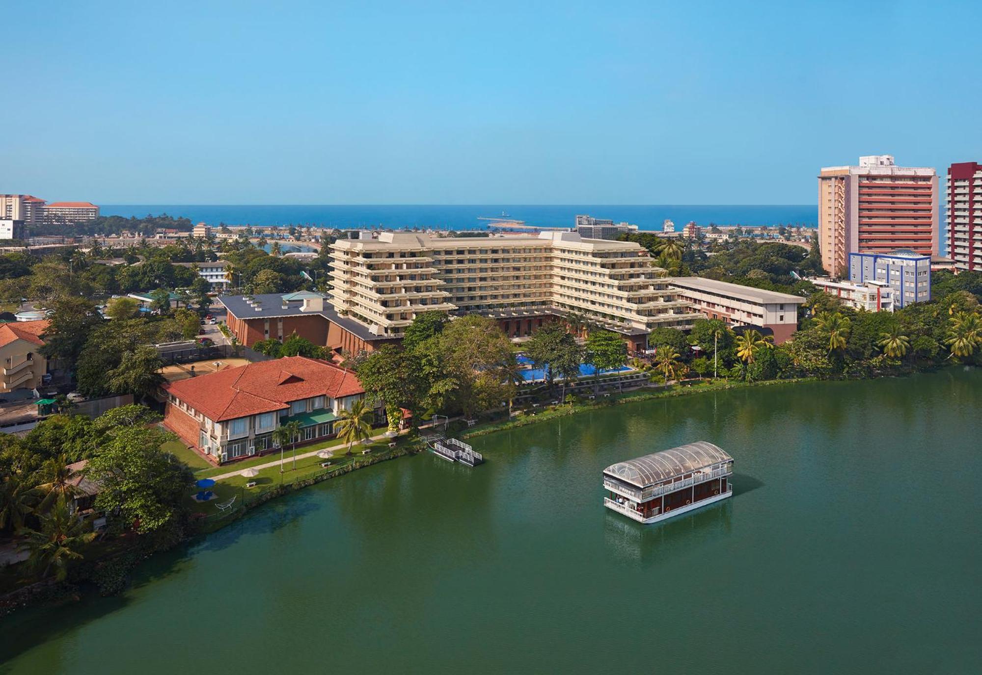 Cinnamon Lakeside Kolombo Exteriér fotografie Aerial view of the hotel