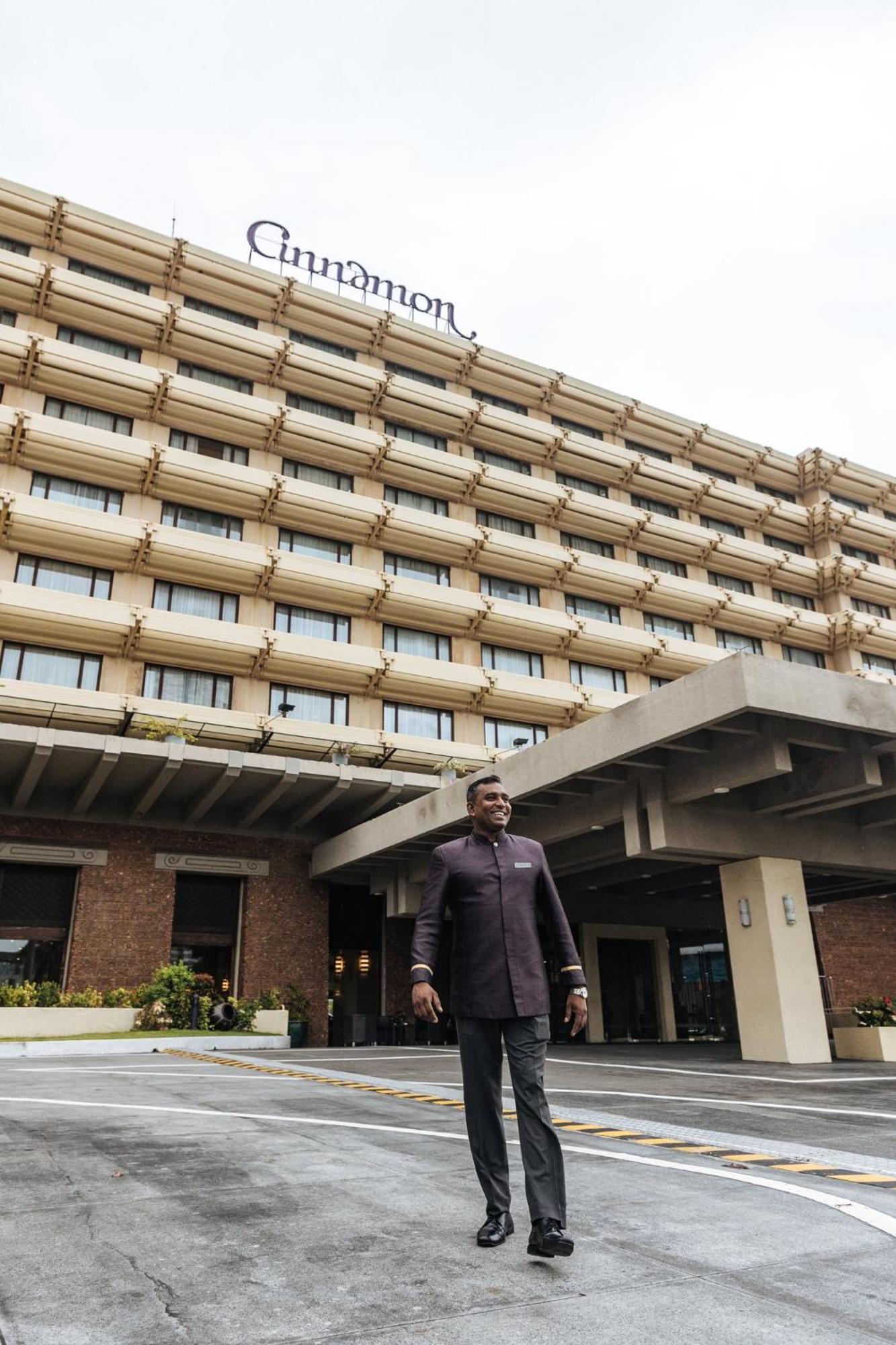 Cinnamon Lakeside Kolombo Exteriér fotografie The hotel's main entrance