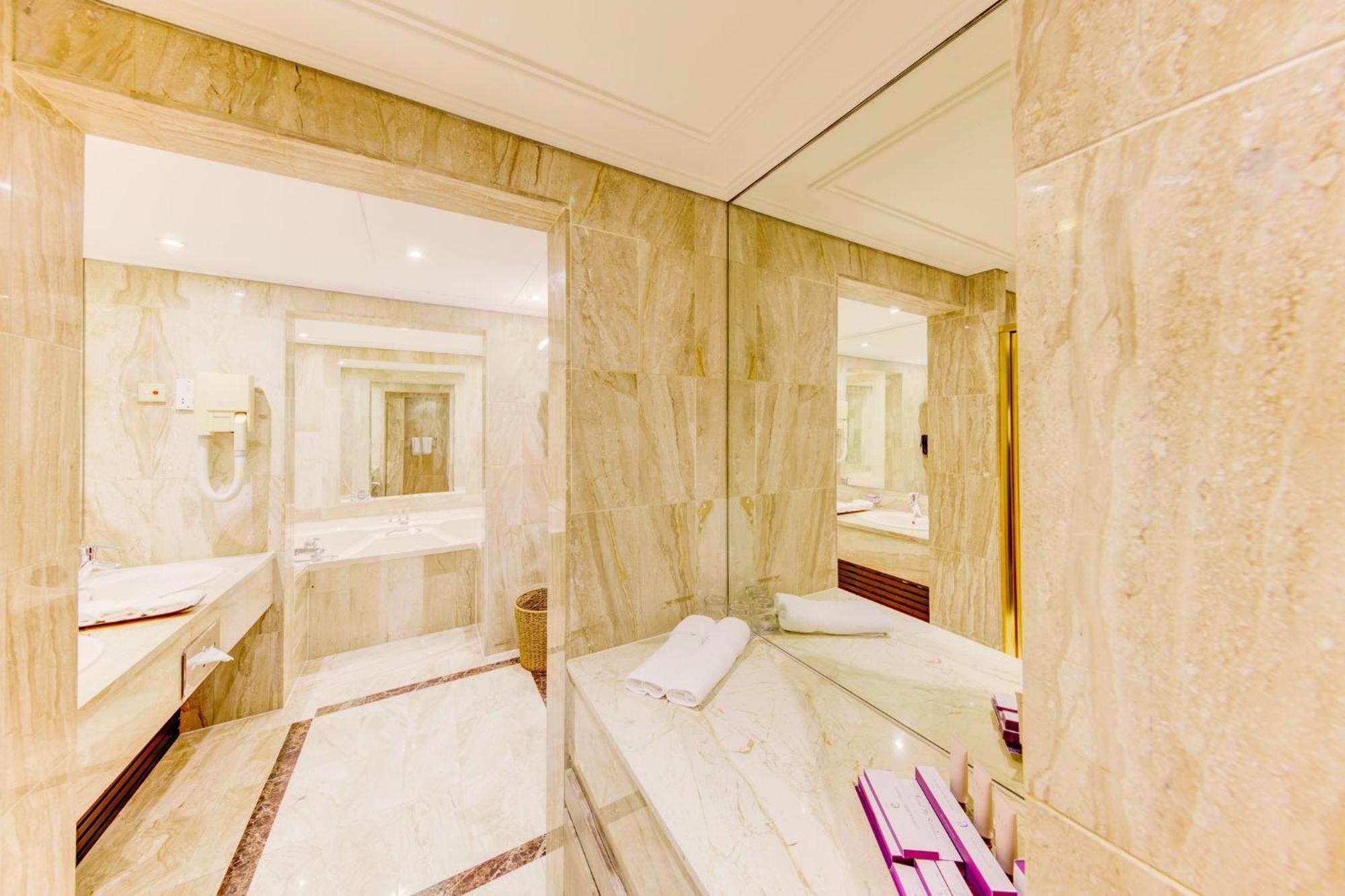 Cinnamon Lakeside Kolombo Exteriér fotografie Bathroom